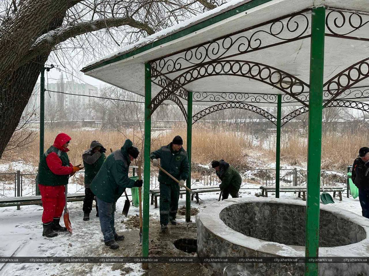 Комунальники усувають наслідки негоди в Харкові
