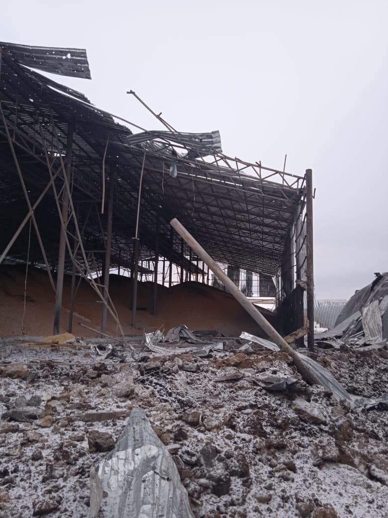Росіяни вдарили авіабомбами по зерносховищу у Вовчанську на Харківщині