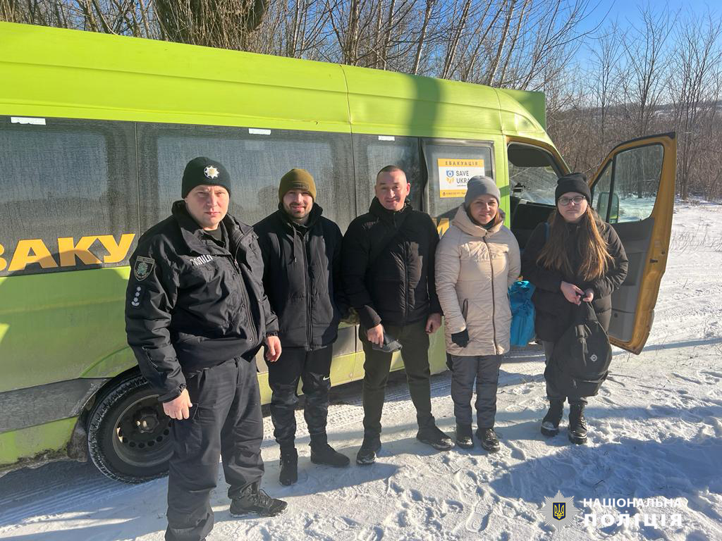 Поліція разом з волонтерами евакуювали з Куп'янського району 8 людей, у тому числі неповнолітню дівчину