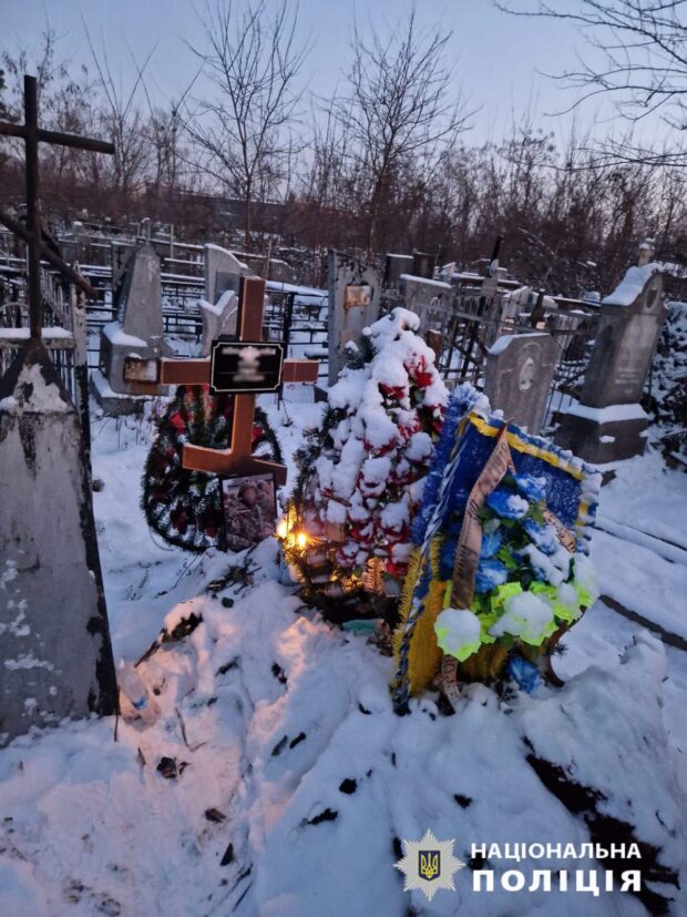 У Харкові затримали чоловіка, який вкрав з могили військовослужбовця український прапор