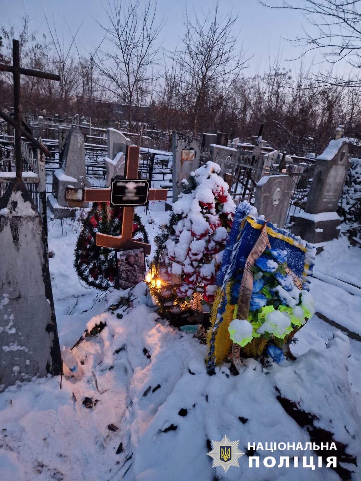 У Харкові затримали чоловіка, який вкрав з могили військовослужбовця український прапор