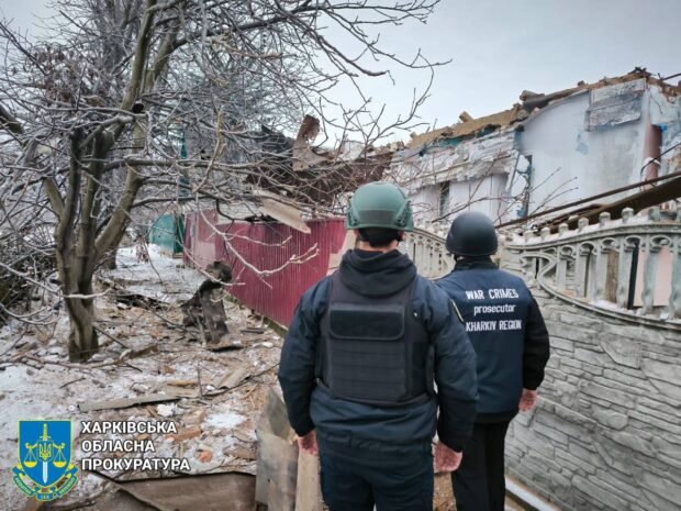 Загиблий та двоє поранених, серед яких неповнолітній: прокурори задокументували наслідки обстрілів Купʼянщини