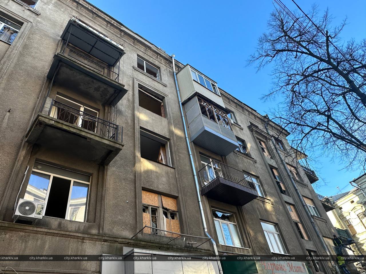 У Харкові комунальники продовжують усувати наслідки російських обстрілів
