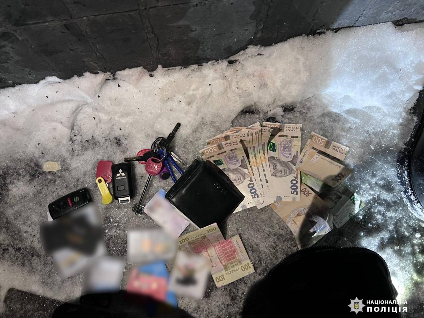 Викрали з квартири близько 135 тисяч доларів США та ювелірні вироби: у Харкові затримали злочинну групу