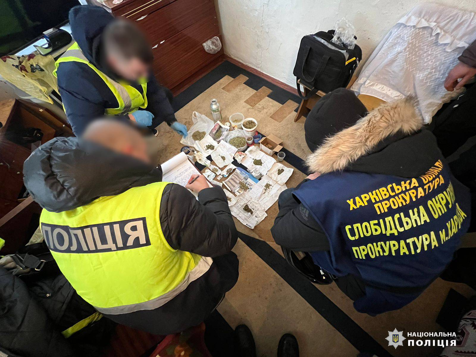 У Харкові затримали двох чоловіків, які розповсюджували наркотичні речовини