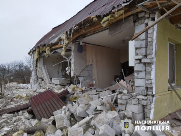 Пошкоджені приватні будинки: слідчі задокументували наслідки воєнних злочинів окупантів за добу на Харківщині