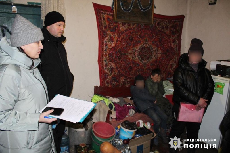 Куп’янські поліцейські тимчасово вилучили чотирьох дітей, які жили в холоді і бруді