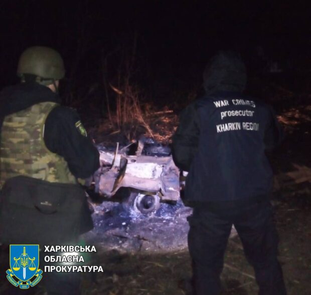 Правоохоронці працюють на місці авіаудару по селу на Купʼянщині, під час якого загинуло троє осіб, ще двоє — поранені