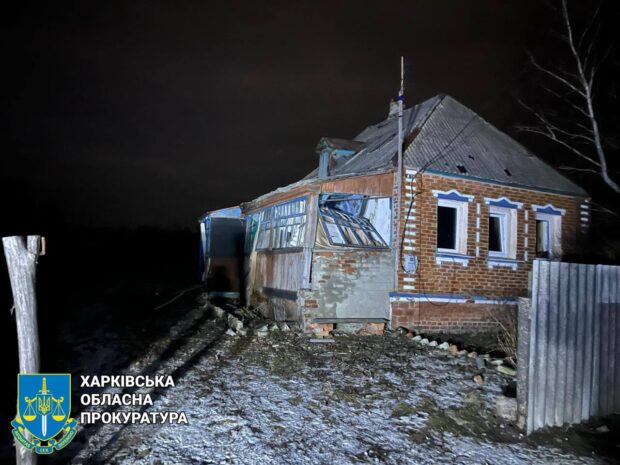 Внаслідок авіаударів по селу на Купʼянщині травмовано мирну мешканку