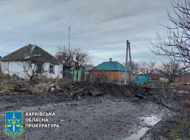 Прокурори зафіксували наслідки ворожого обстрілу по селищу на Харківщині