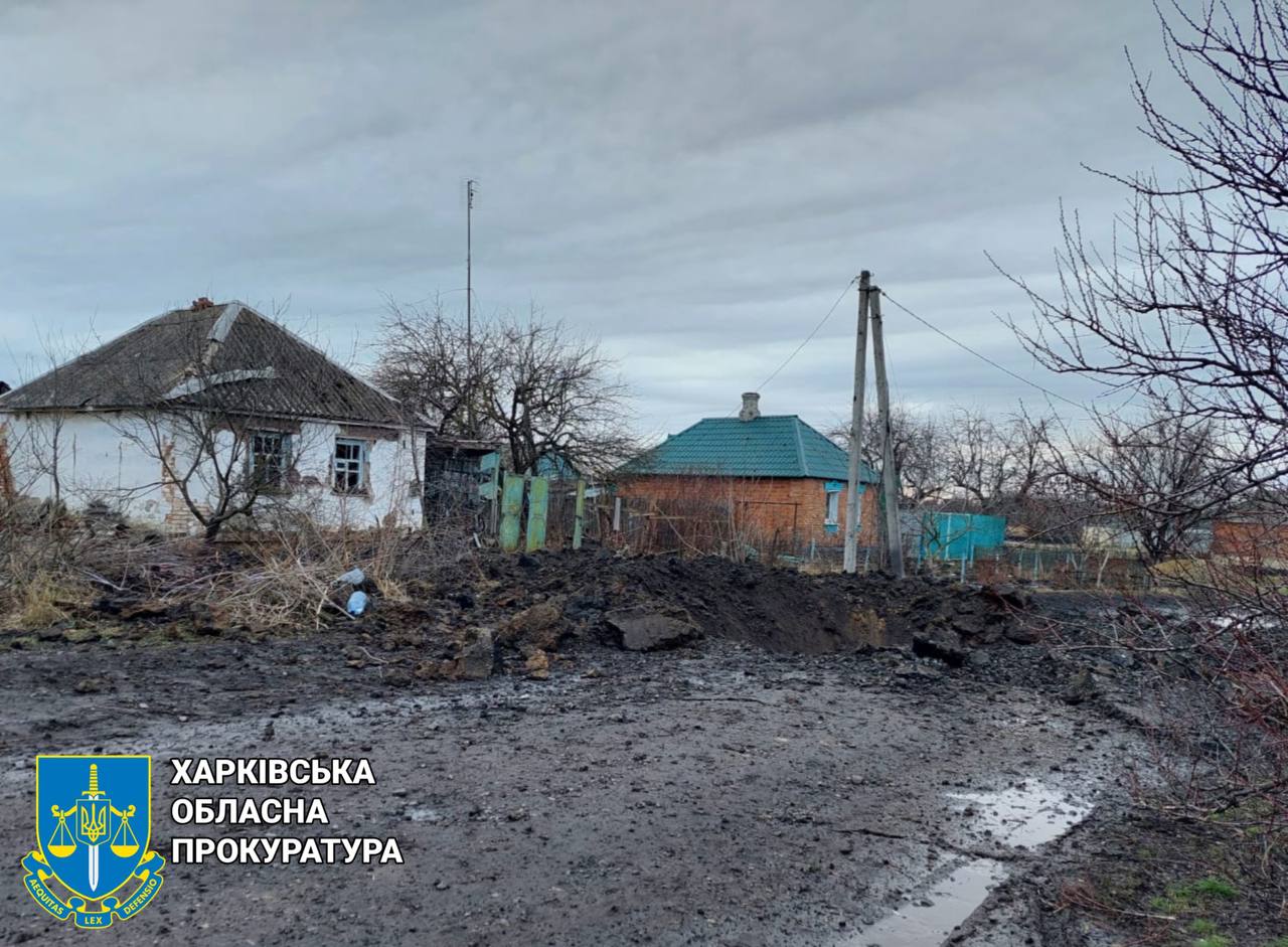 Прокурори зафіксували наслідки ворожого обстрілу по селищу на Харківщині