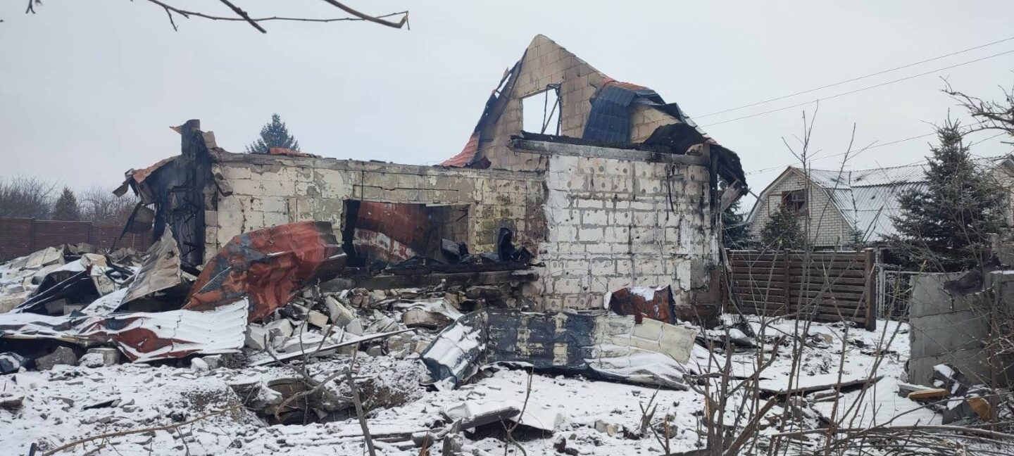Внаслідок російських обстрілів загинула жінка, чоловік отримав поранення: слідчі задокументували наслідки воєнних злочинів рф на Харківщині