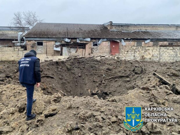 Прокурори задокументували наслідки ворожої ракетної атаки по Харкову, внаслідок якої постраждали троє людей