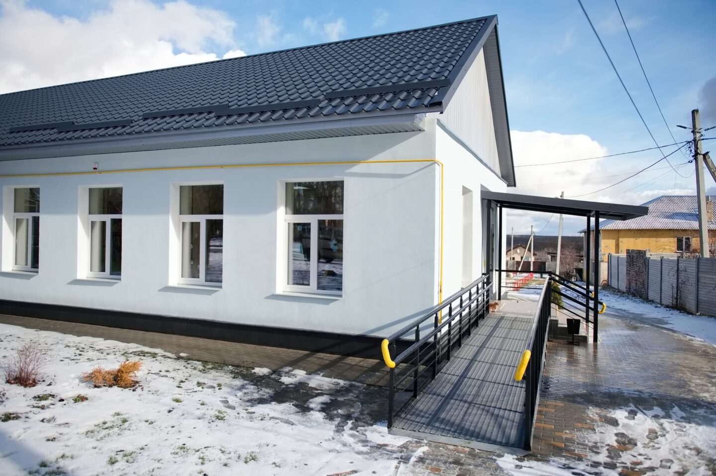 Відновлена після російських обстрілів амбулаторія в Лісному вже приймає пацієнтів