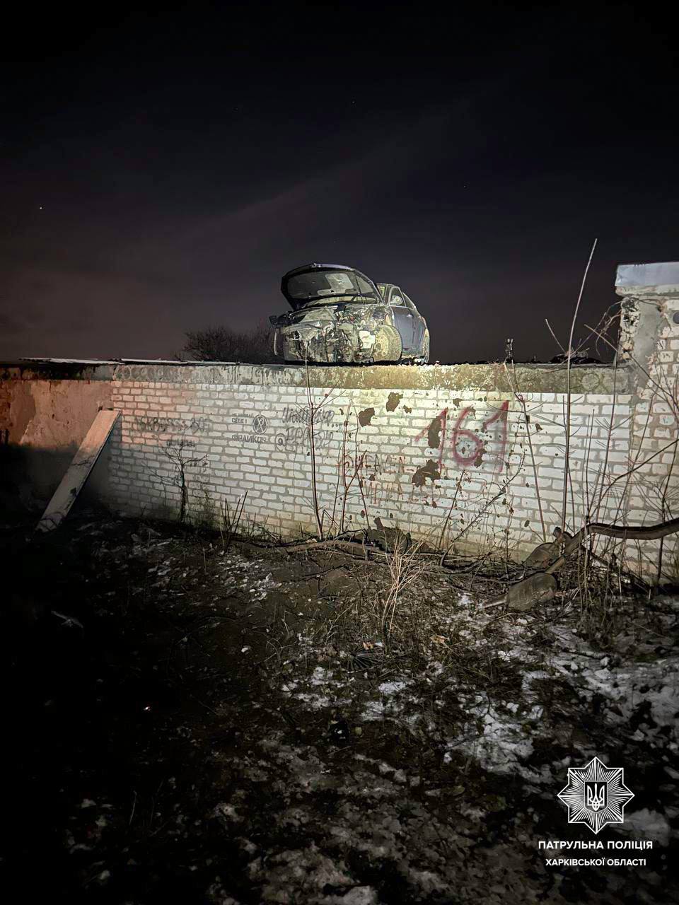 У Харкові п'яний водій ігнорував патрульних та залетів на гараж