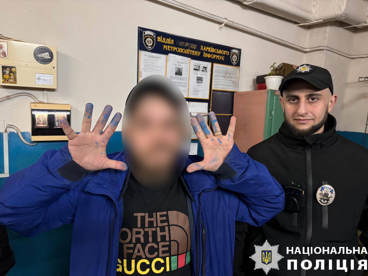Розмалювали стіни в переході харківської підземки: поліцейські оперативно виявили порушників