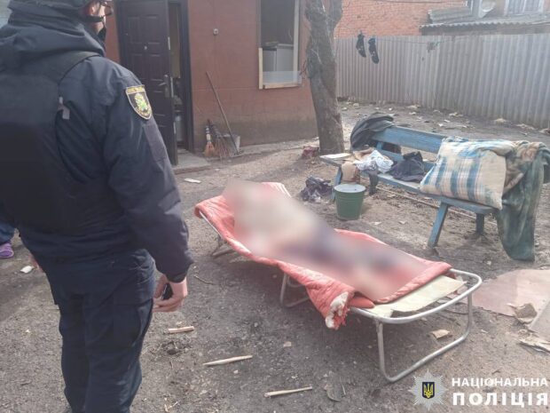 Росіяни вбили чоловіка у Вовчанську: поліція документує наслідки обстрілу
