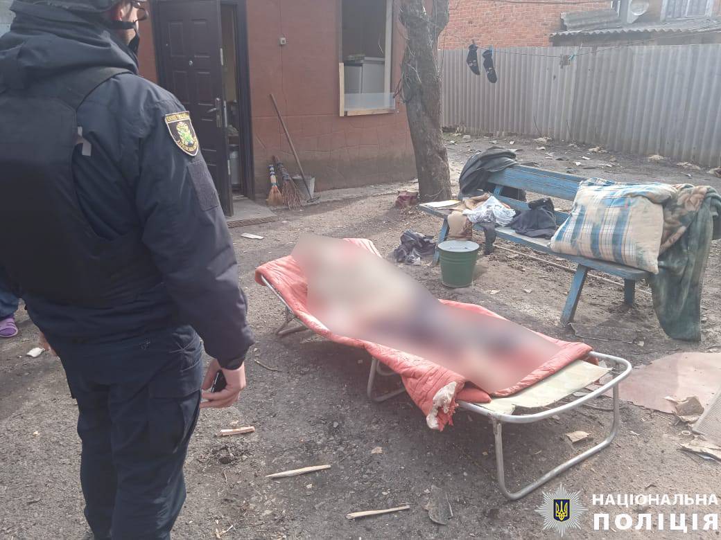 Росіяни вбили чоловіка у Вовчанську: поліція документує наслідки обстрілу