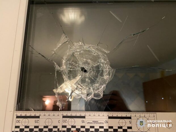 У Чугуєві на Харківщині чоловік прострілив вікно на сьомому поверсі багатоповерхівки