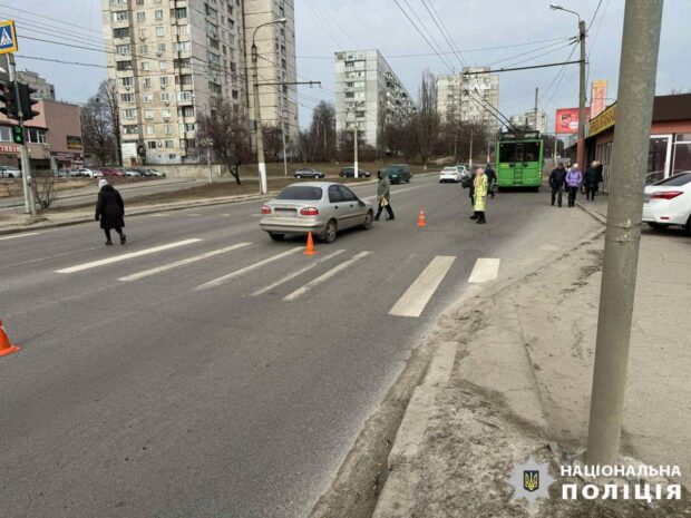 У Харкові чоловік, який переходив дорогу на забороняючий сигнал світлофора, потрапив під колеса автівки