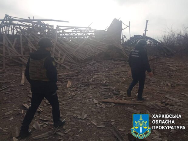 Прокурори зафіксували наслідки ворожих авіаударів по селищу у Купʼянському районі