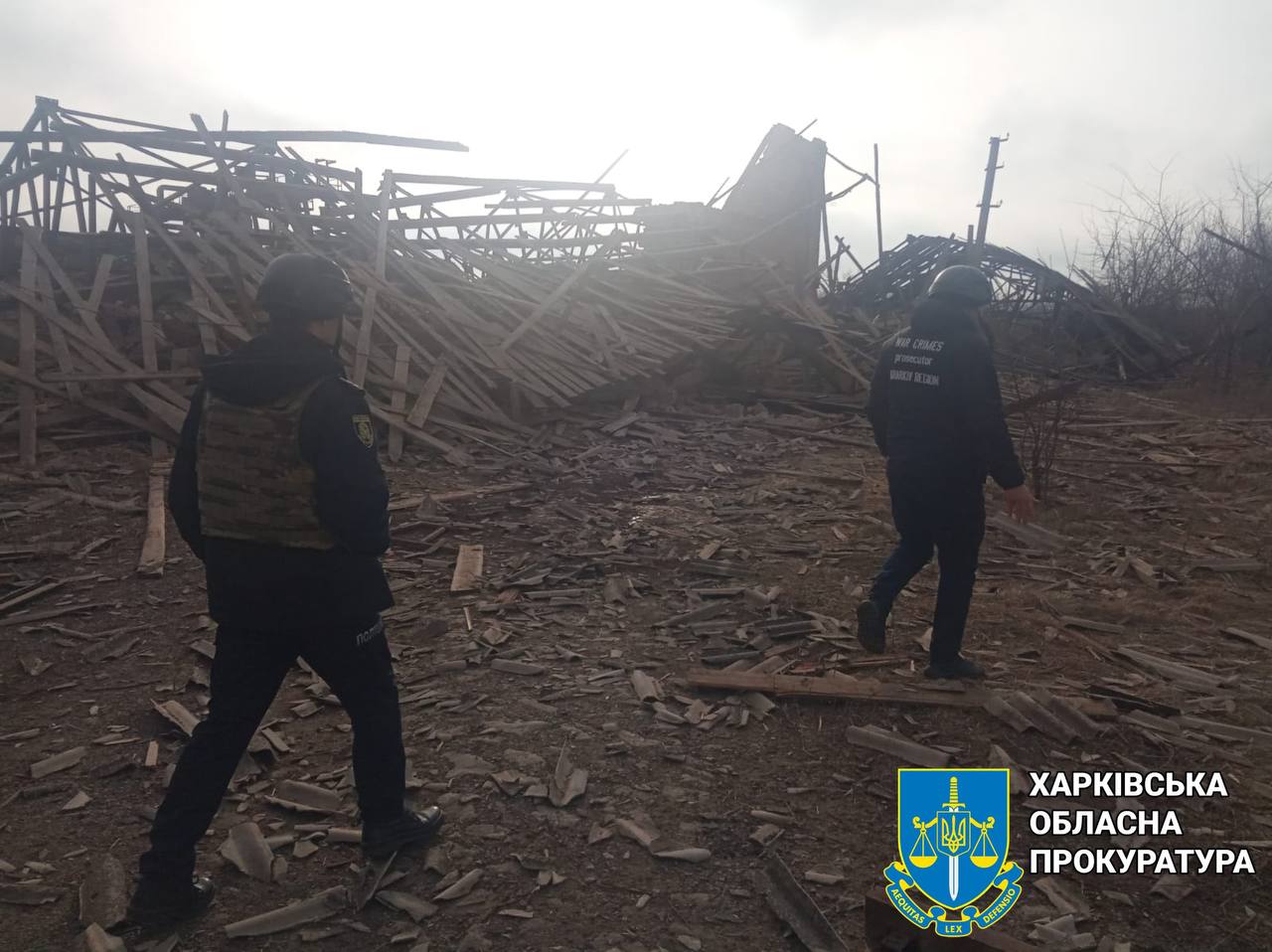 Прокурори зафіксували наслідки ворожих авіаударів по селищу у Купʼянському районі