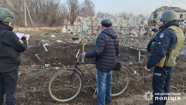 Внаслідок ворожих обстрілів загинув чоловік, чотири жінки поранені: слідчі задокументували наслідки воєнних злочинів росіян на Харківщині