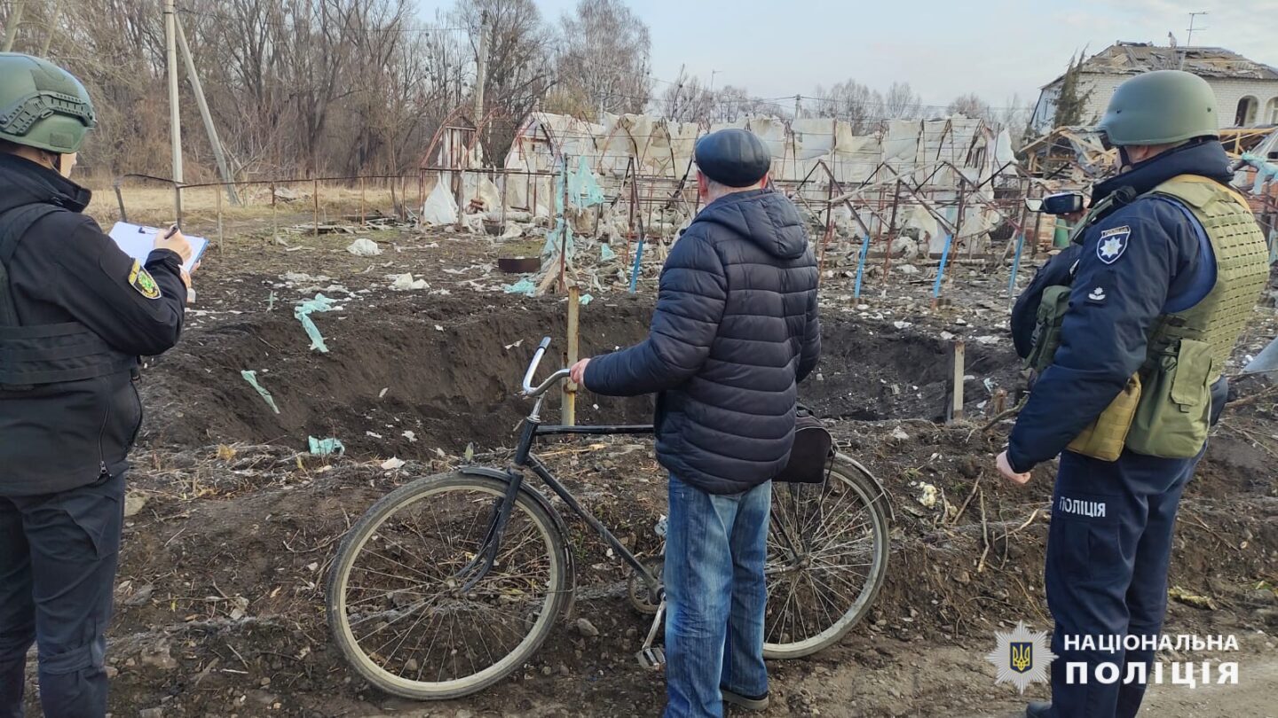 Внаслідок ворожих обстрілів загинув чоловік, чотири жінки поранені: слідчі задокументували наслідки воєнних злочинів росіян на Харківщині