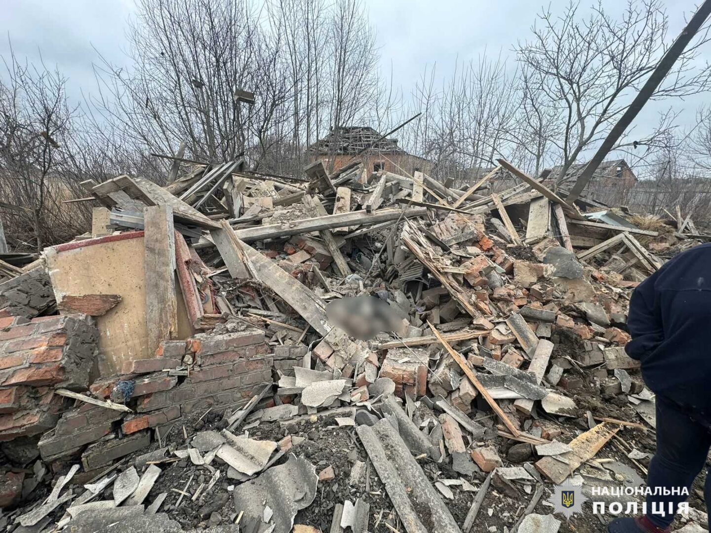 Росіяни КАБами обстріляли Вовчанськ, загинула жінка, ще одна поранена: поліція працює на місцях влучань ворожих снарядів