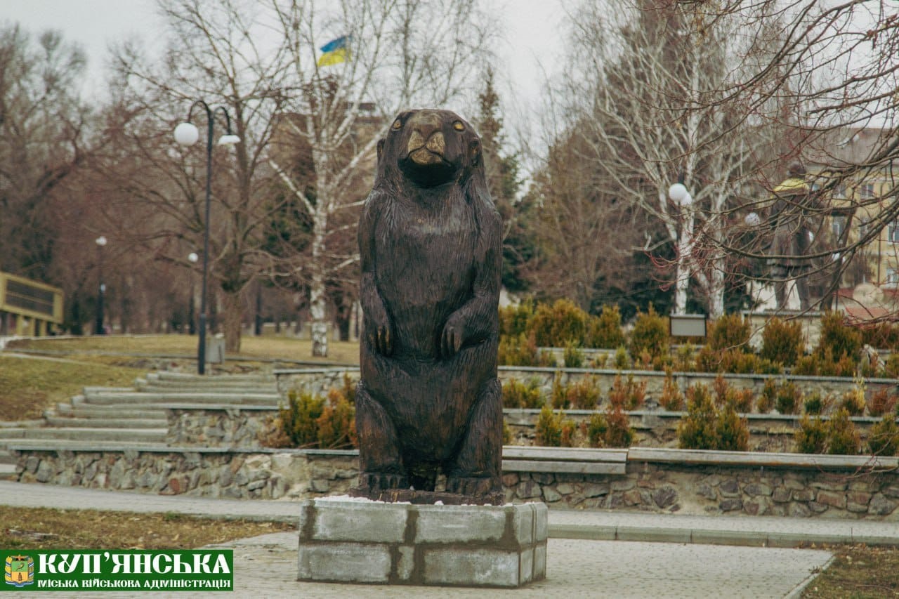 У Куп'янську на прохання військових встановили півтораметрову скульптуру бабака