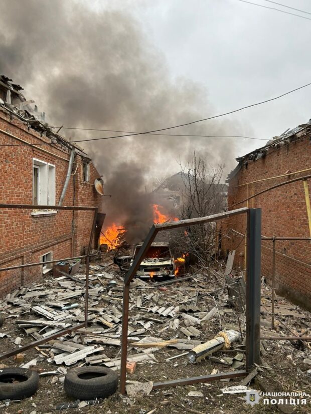 Росіяни обстріляли Вовчанськ КАБами, поранено чоловіка: поліція працює на місці події