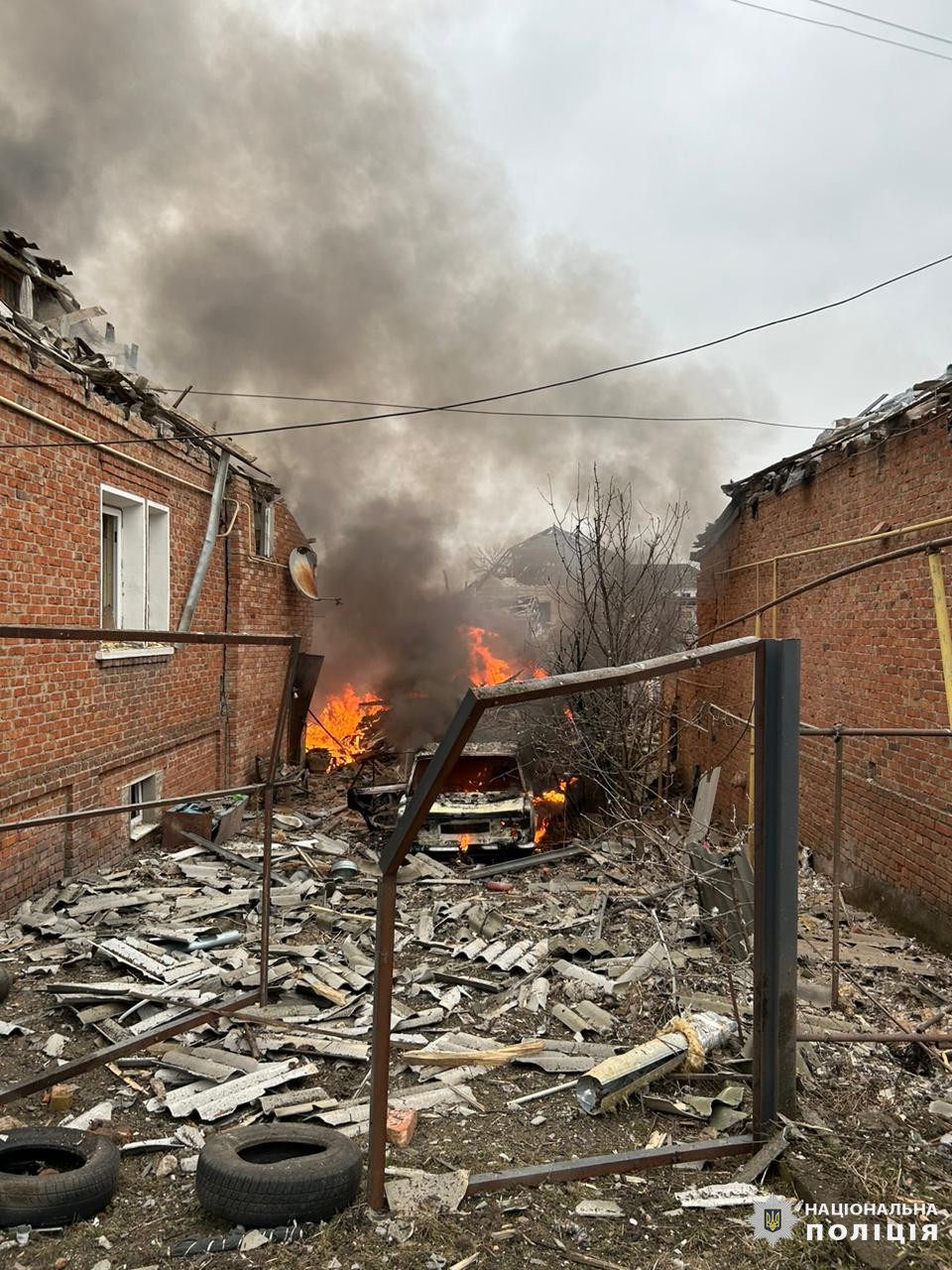 Росіяни обстріляли Вовчанськ КАБами, поранено чоловіка: поліція працює на місці події