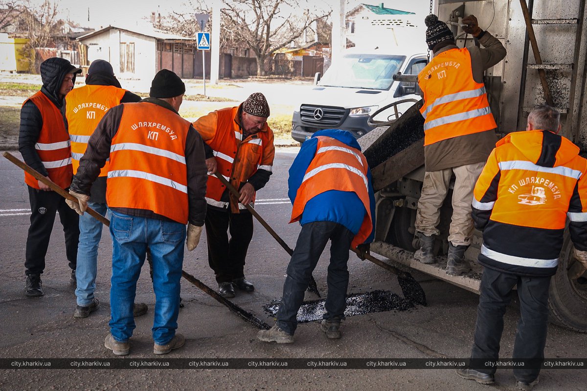 У Харкові ремонтують дороги