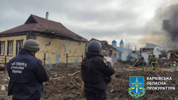 Прокурори працюють на місці ракетної атаки по Боровій, під час якої загинув чоловік, ще 7 людей постраждали, серед них троє неповнолітніх дітей