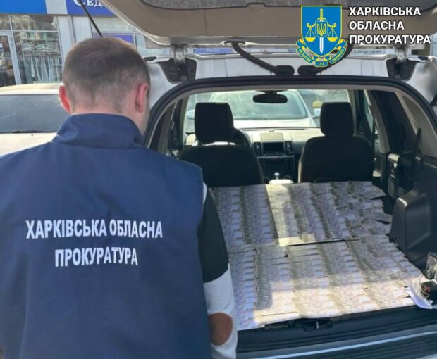 У Харкові «на гарячому» затримано посадовця виконавчої служби, який вимагав та отримав 90 000 гривень за ненакладення арешту на майно підприємства