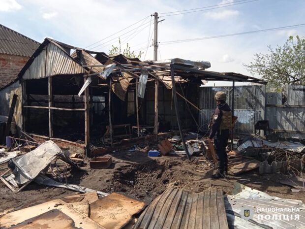 В результаті ворожих обстрілів двоє чоловіків загинули, ще двоє громадян отримали травми: слідчі задокументували наслідки воєнних злочинів на Харківщині