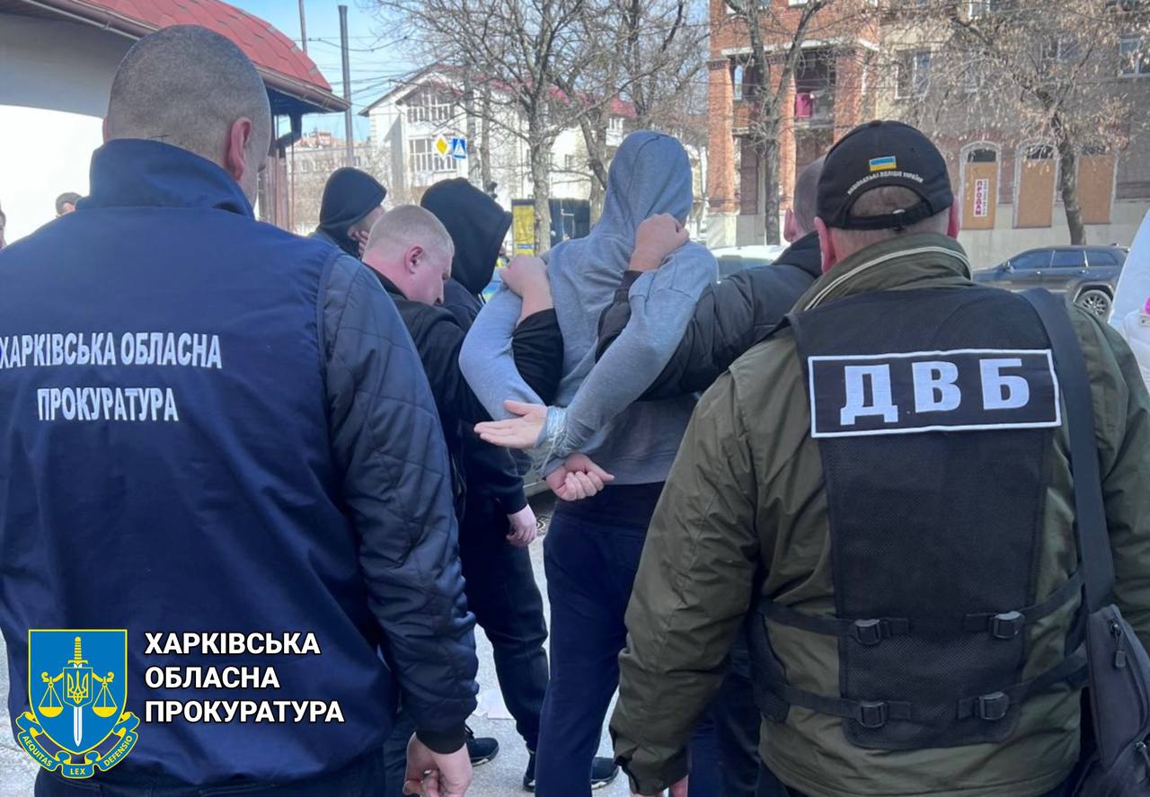 У Харкові затримано ділка, який за гроші допомогав чоловікам призовного віку оформлювати закордонні паспорти