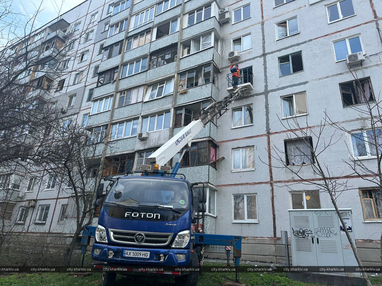 У Харкові комунальники усувають наслідки ворожого обстрілу