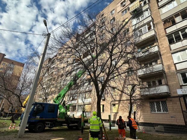 У Харкові усувають наслідки нічної ворожої атаки
