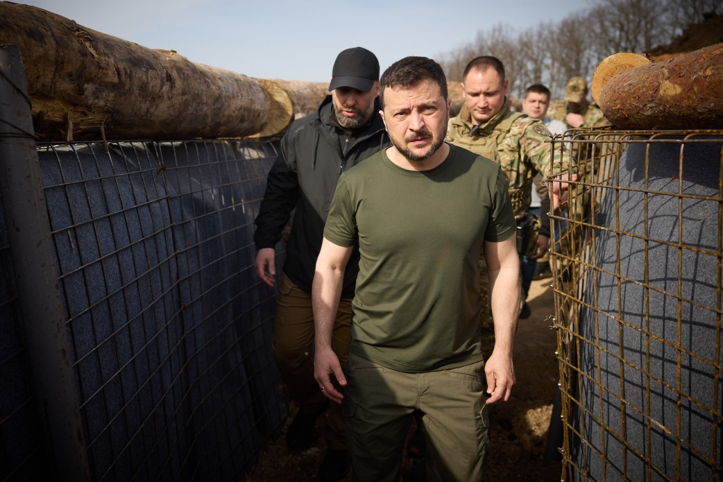 Зеленський ознайомився з перебігом будівництва фортифікаційних споруд на Харківщині