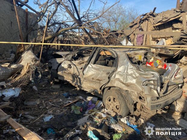 Окупанти вбили чоловіка, поранили 11 цивільних громадян: слідчі задокументували наслідки ворожих обстрілів на Харківщині