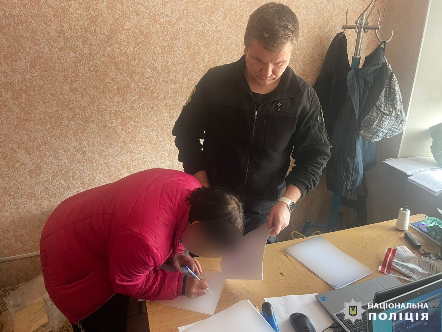 Напала з ножем на власного брата: на Харківщині повідомили жінці про підозру