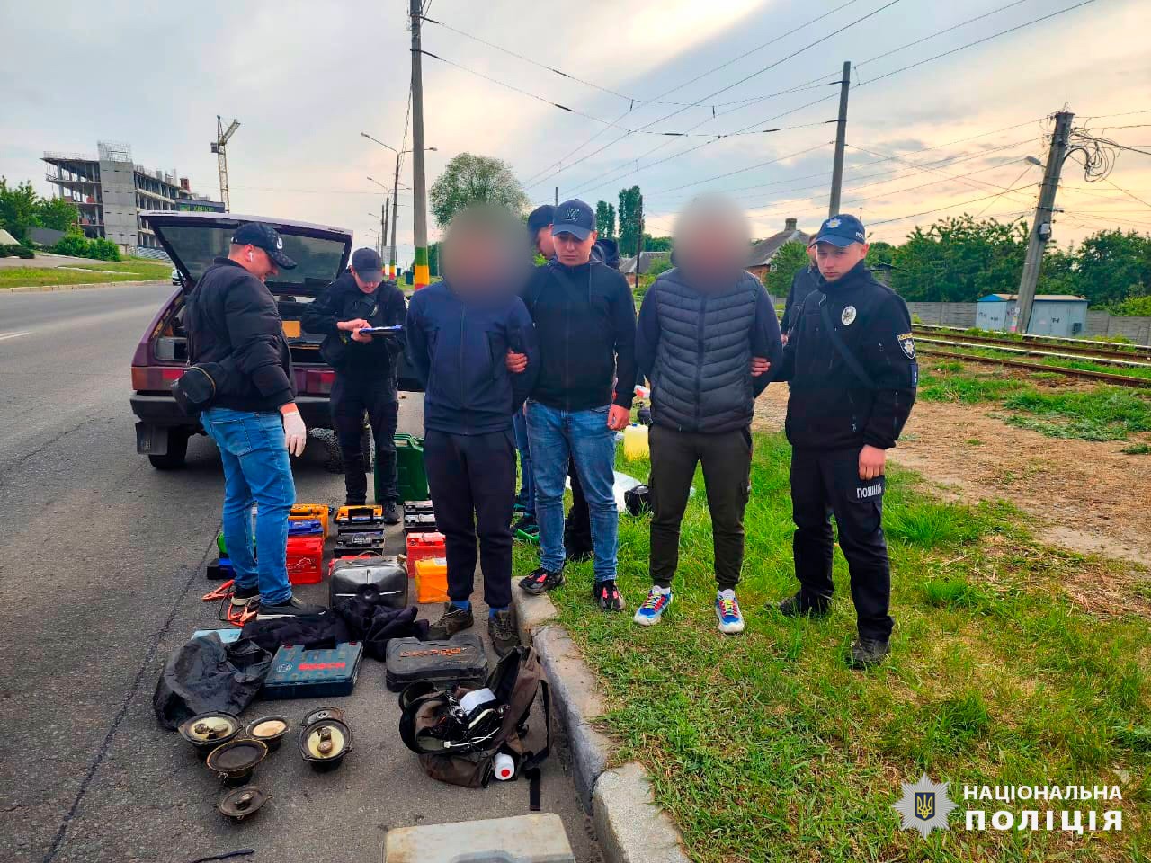 У Харкові затримали чоловіків, які обкрадали припарковані автівки
