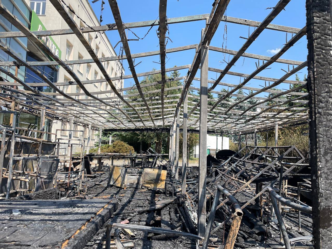 Мережа ресторанів заявляє, що до підпалу літньої тераси в Харкові причетний бездомний