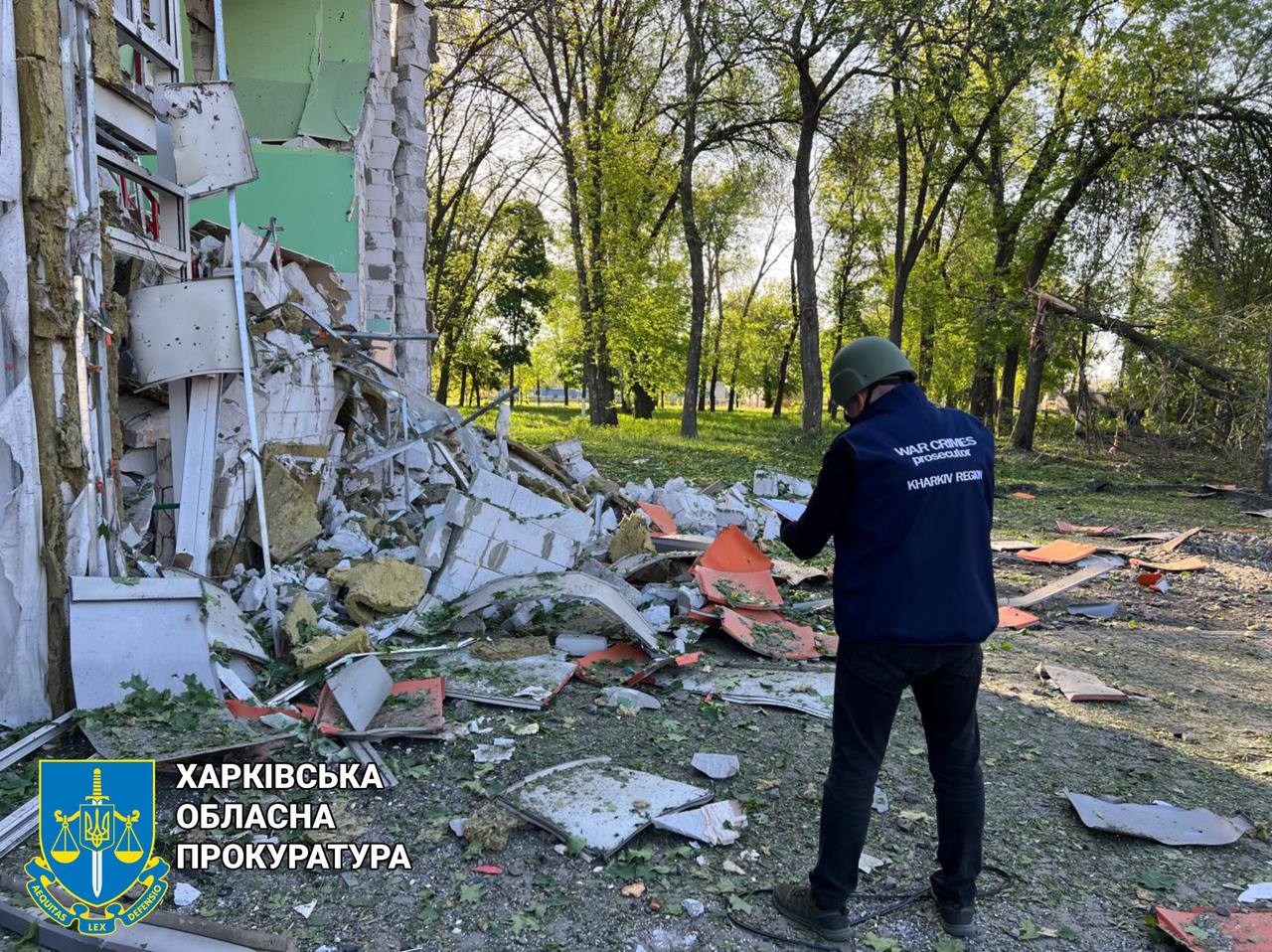 Внаслідок ворожих авіаобстрілів по Золочеву поранено двох поліцейських та жінку