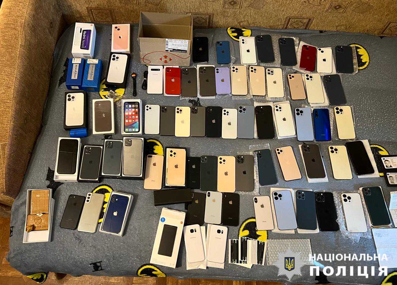 Підміняв посилки на пошті на муляжі: у Харкові викрили неодноразово судимого чоловіка у скоєнні крадіжок