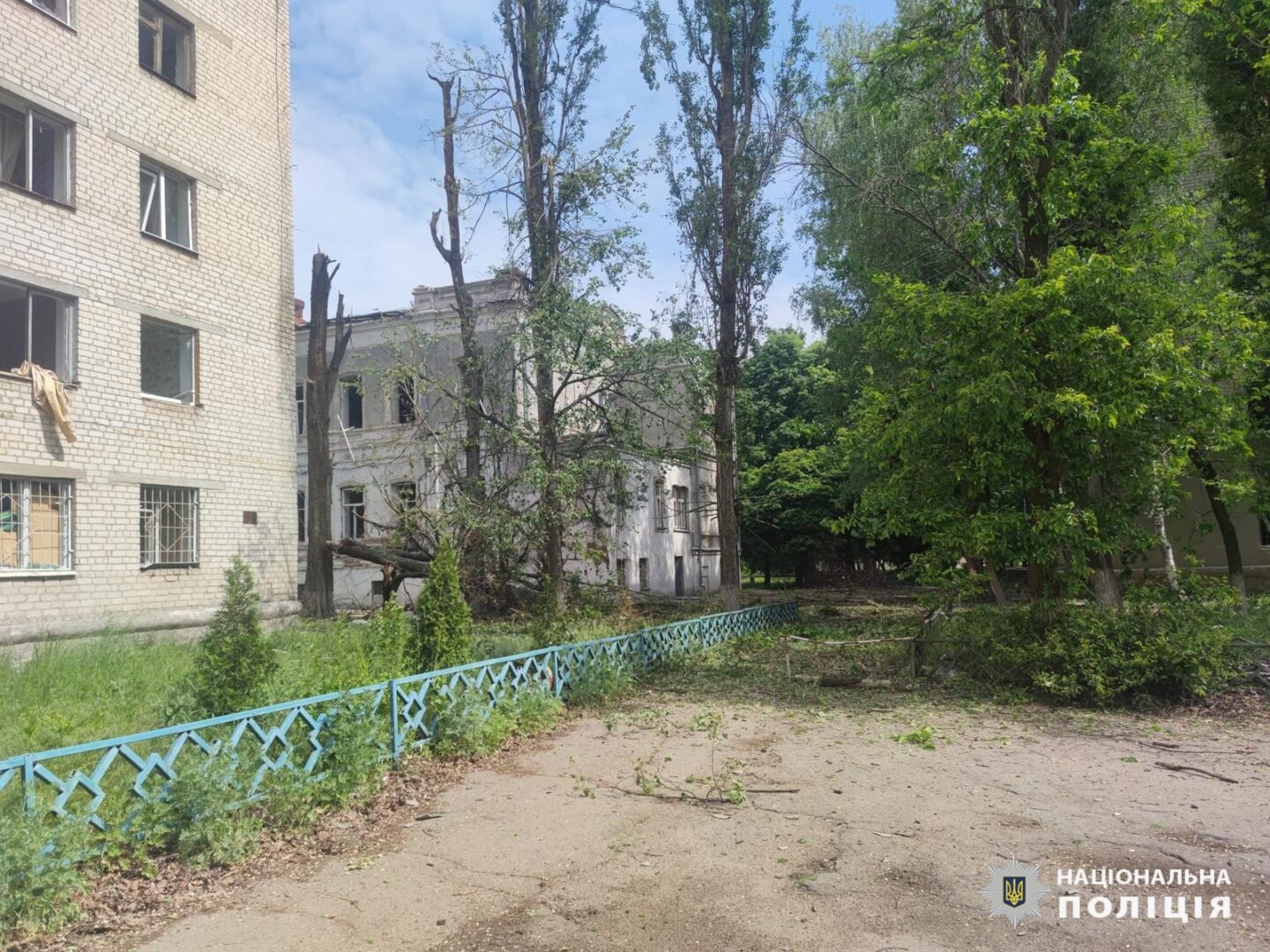 Росіяни продовжують бомбардування Харківщини, є поранені та руйнація цивільної інфраструктури: поліція документує наслідки обстрілу