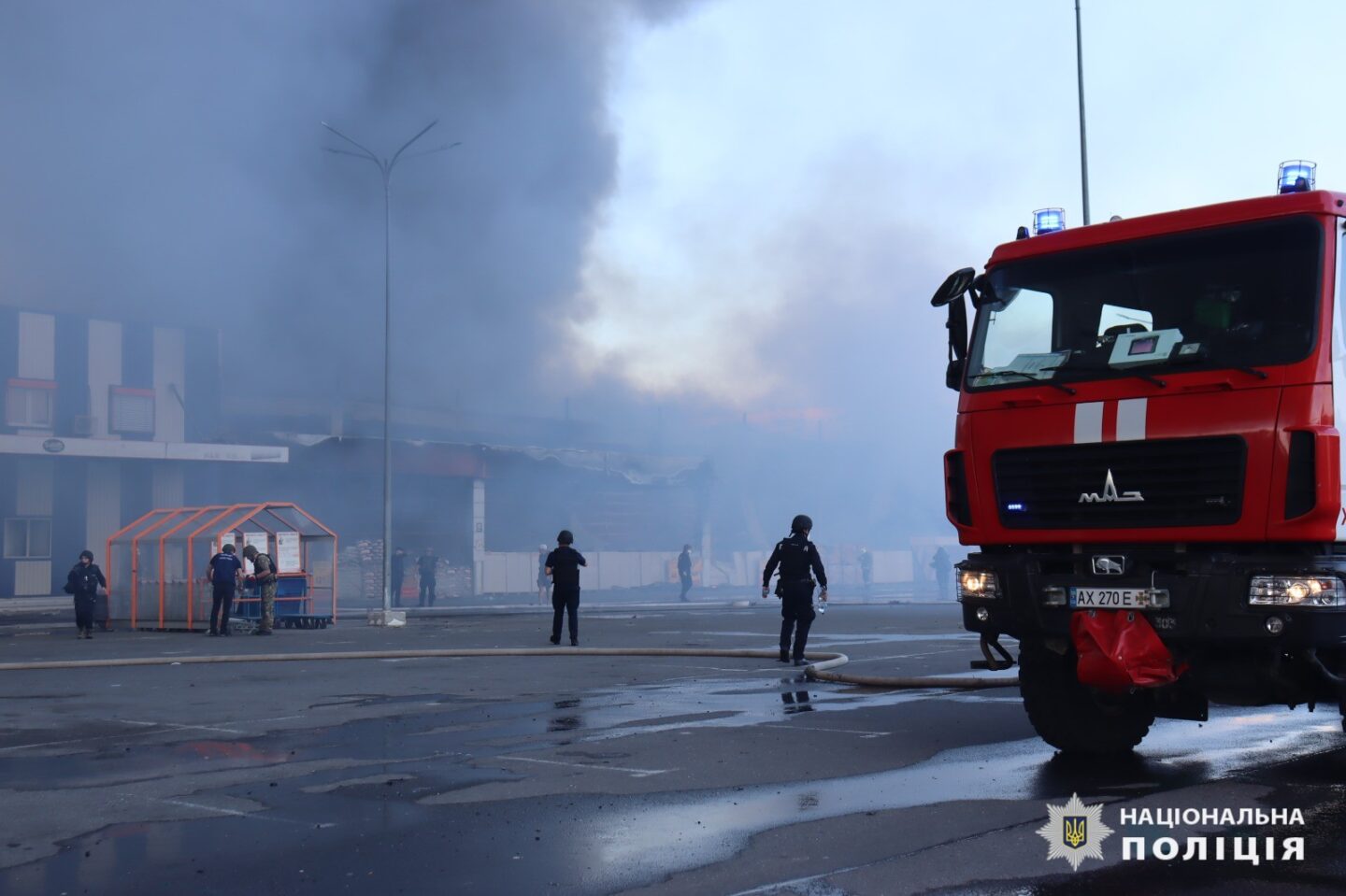 Внаслідок влучання по гіпермаркету у Харкові загинули дві людини, 38 поранених: поліція надає допомогу постраждалим та документує злочин