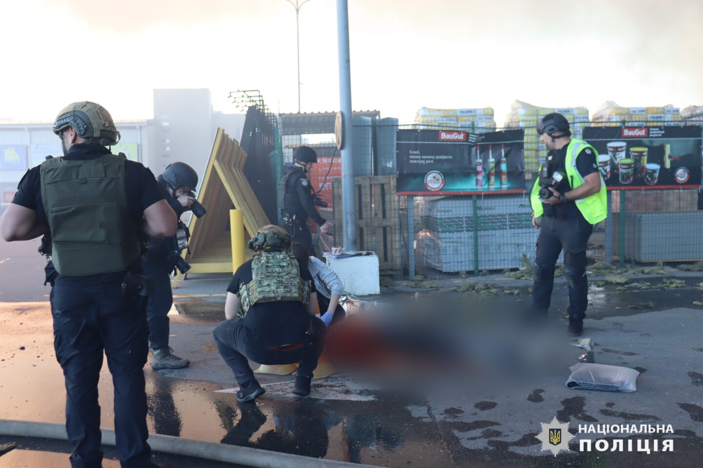 Поліція ідентифікувала 16 тіл, виявлених на місці ворожого обстрілу у будівельному гіпермаркеті Харкова