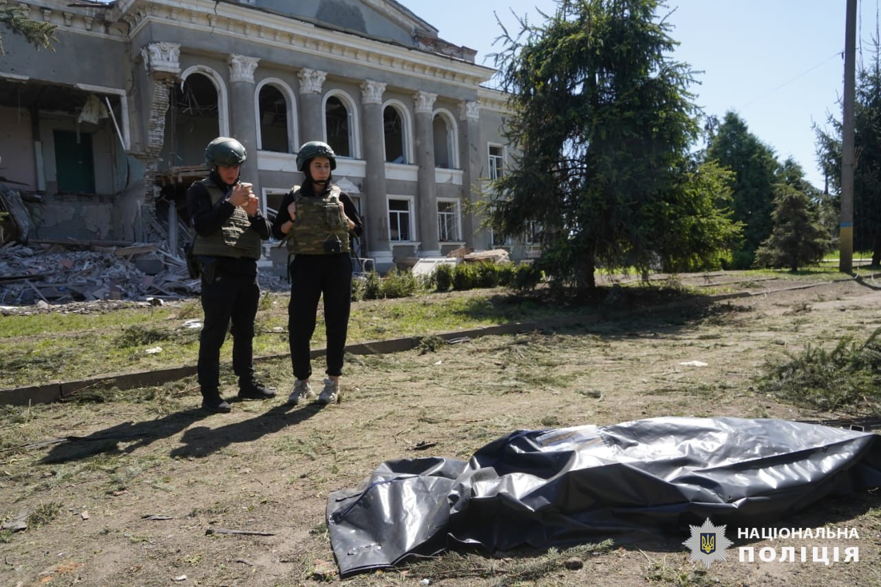 Чоловік та його невістка загинули під час обстрілу Золочева, ще вісім громадян постраждали: поліцейські продовжують працювати на місці події